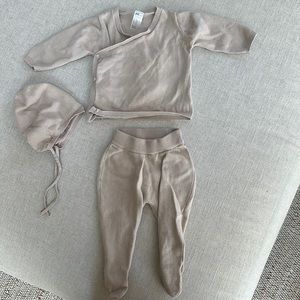 Adorable organic cotton 3 piece matching set. Brand new never used.